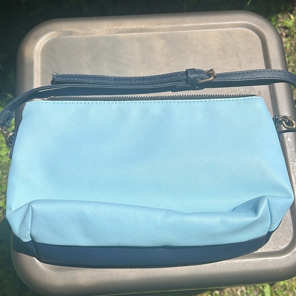 Scout 2 toned blue crossbody purse. Detachable strap/ adjustable strap. Zip top - Picture 2 of 8